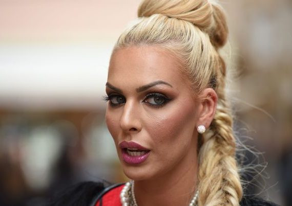 "Tôi quyết định sẽ tranh cử Tổng thống Croatia. Chính trị là tình yêu thứ hai của tôi. Tôi không thể tiếp tục nhìn những điều tồi tệ đang xảy ra với đất nước. Những người trẻ đang rời đi, trong khi tỷ lệ sinh giảm", nghệ sĩ Ava Karabatic đăng trên tài khoản Instagram hôm 10/10. Ảnh: GM. 