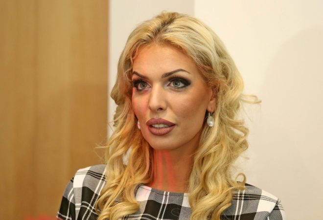 Cô Ava Karabatic sinh ngày 20/5/1988 tại Zadar, Croatia. Dù biết có nhiều bình luận trái chiều về mình vì mới là một ngôi sao trẻ, nhưng người đẹp 31 tuổi tỏ ra tự tin với trí tuệ của cô và đang chứng minh bản thân đủ năng lực để ra tranh cử tổng thống. Ảnh: SD. 