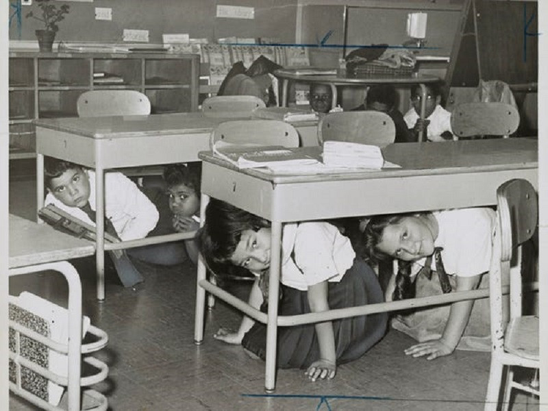 Chính vì vậy, học sinh trong các trường học ở Mỹ được dạy cách tìm nơi ẩn nấp phòng khi một cuộc tấn công hạt nhân xảy ra.