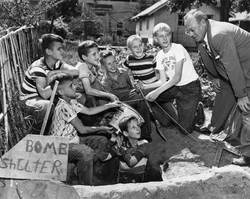 Các bé trai xây hầm trú bom năm 1952. Ảnh: SCC. Mời độc giả xem thêm video về cuộc khẩu chiến "chiến tranh lạnh" giữa Nga và Mỹ hồi năm 2015 (Nguồn video: VTC14)