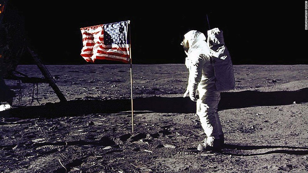 Phi hành gia người Mỹ Edwin E. Buzz Aldrin Jr. của tàu Apollo 11 hạ cánh lên Mặt Trăng ngày 20/7/1969. Ông cùng phi hành gia Neil Armstrong trở thành những người đầu tiên bước đi trên Mặt Trăng. Ảnh: CNN.