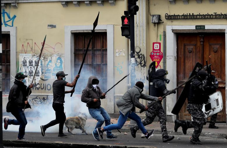 Người biểu tình tấn công lực lượng an ninh ở Quito, Ecuador, ngày 11/10.