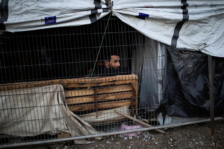 Tuy nhiên, lượng người đổ về Moria ngày càng nhiều khiến khu trại bị quá tải và điều kiện sống ở đây không đảm bảo.