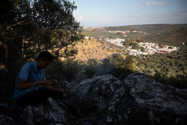 "Chúng tôi đã trải qua hành trình vất vả, vượt biển để tới đây. Nhưng hãy nhìn xem, vợ con tôi bị bọ cắn. Chúng tôi có tới 16 người sống trong túp lều vốn chỉ đủ chỗ cho 4 người ở", Razaie, một người tị nạn, bức xúc.