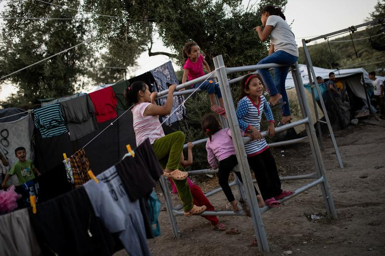 Các em nhỏ chơi đùa trong khu trại tạm bợ gần Moria ngày 27/9.