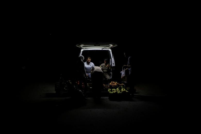 Mọi người mua rau củ trên một con đường bên ngoài trại tị nạn Moria ngày 2/10.