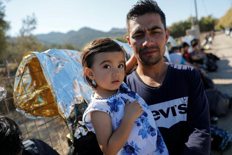 Người đàn ông Afghanistan bế con gái sau khi lên đảo Lesbos hôm 1/10.
