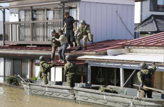 Ngày 13/10, 27.000 thành viên của Lực lượng phòng vệ Nhật Bản cùng lực lượng cứu hộ, cảnh sát,...được triển khai để giải cứu những người bị mắc kẹt do lũ lụt sau siêu bão Hagibis. Ảnh: Reuters.