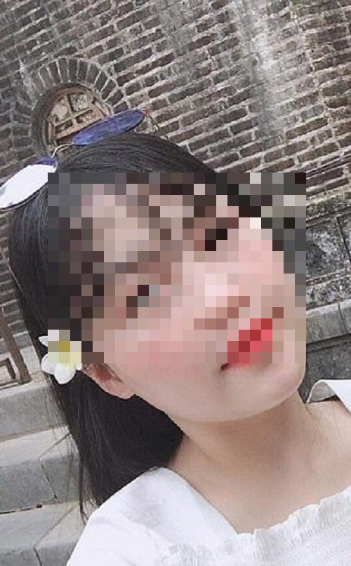 Theo chia sẻ của mẹ Trà My, con gái bà đã gửi loạt tin nhắn có nội dung: "Con xin lỗi mẹ. Con đường ra nước ngoài của con không thành công. Mẹ ơi, con yêu mẹ nhiều lắm! Con sắp chết rồi vì con không thở được. Con xin lỗi mẹ...". Trong tin nhắn cũng nhắc đến quê quán của cô gái là thị trấn Ghèn, huyện Can Lộc, Hà Tĩnh - Việt Nam. Ảnh: Daily Mail.