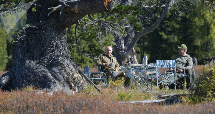 Tổng thống Putin ngồi nghỉ, trò chuyện với Bộ trưởng Shoigu trong chuyến dã ngoại cuối tuần qua.