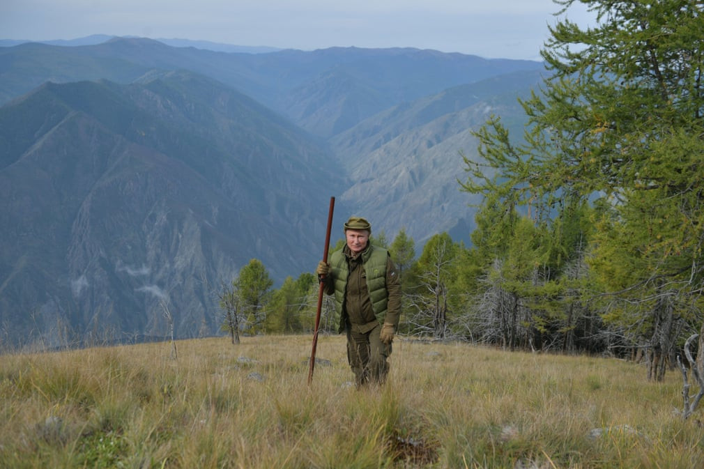 Những hình ảnh được công bố cho thấy, Tổng thống Nga Putin leo lên một ngọn núi, lái xe và cùng Bộ trưởng Shoigu hái nấm trong cánh rừng taiga hùng vĩ,...