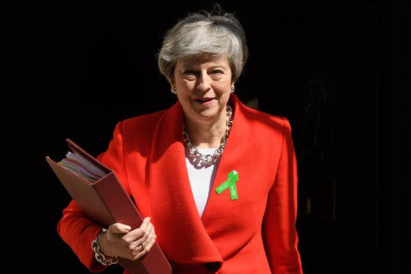 Sau đó, Thủ tướng Anh Theresa May "bắt tay" vào việc đưa Anh rời khỏi Liên minh Châu Âu, khởi động các cuộc đàm phán về Brexit với EU theo quan điểm cứng rắn. Tuy nhiên, trong quá trình thương thảo, bà May đã phải đưa ra nhiều nhượng bộ với phía Châu Âu. Ảnh: NYT.