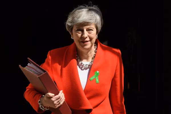Sau đó, Thủ tướng Anh Theresa May "bắt tay" vào việc đưa Anh rời khỏi Liên minh Châu Âu, khởi động các cuộc đàm phán về Brexit với EU theo quan điểm cứng rắn. Tuy nhiên, trong quá trình thương thảo, bà May đã phải đưa ra nhiều nhượng bộ với phía Châu Âu. Ảnh: NYT.