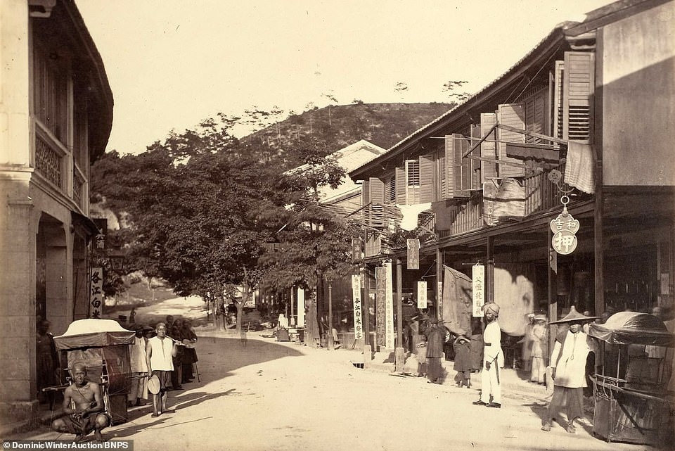 Bức ảnh chụp một con đường ở Wanchai, từng là làng chài nổi tiếng ở Hong Kong.