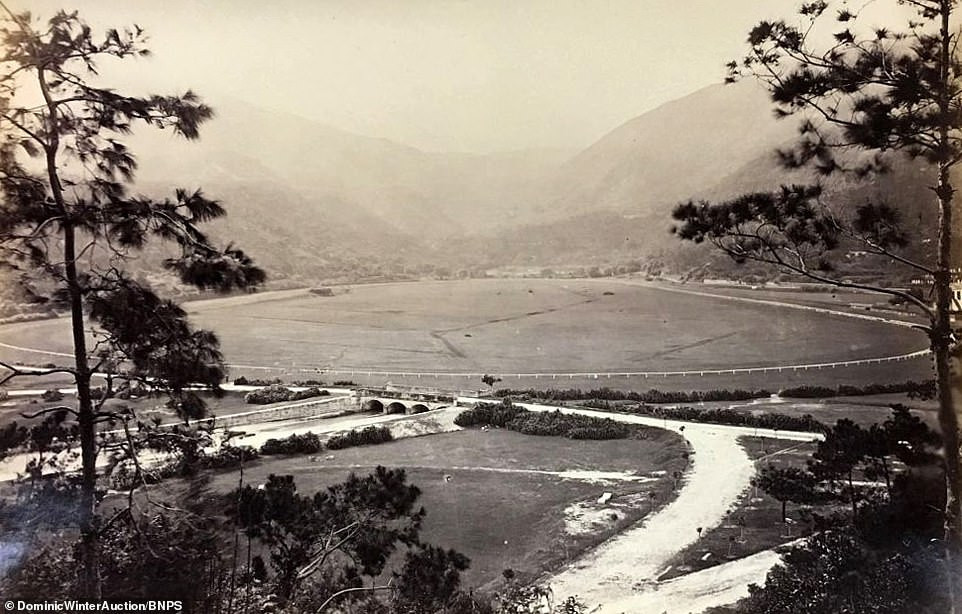 Trường đua ngựa Happy Valley, được xây dựng vào năm 1845, là một điểm thu hút khách du lịch ở Hong Kong ngày nay. Trường đua này hiện giờ được bao quanh bởi các tòa nhà chọc trời.