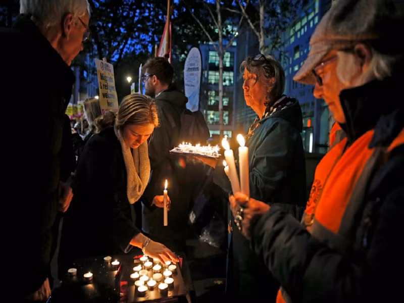 Xuc dong nguoi Anh tuong niem 39 nan nhan chet trong xe tai-Hinh-8