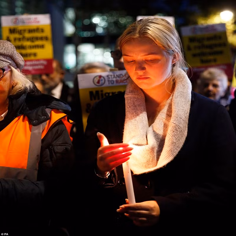 Xuc dong nguoi Anh tuong niem 39 nan nhan chet trong xe tai