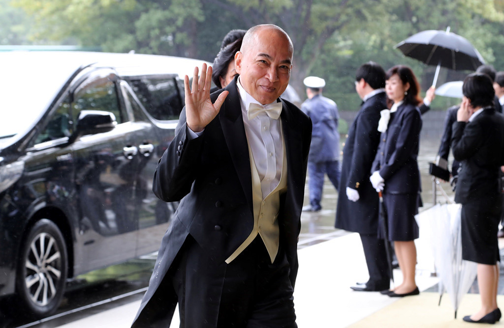 Quốc vương Campuchia Norodom Sihamoni tươi cười chào phóng viên.