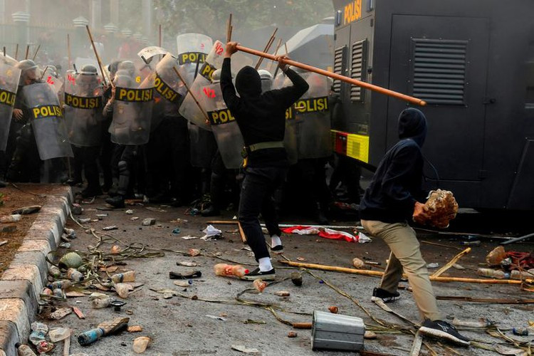 Đụng độ giữa cảnh sát và sinh viên đã xảy ra chiều 24/9 khi người biểu tình ném đá về phía lực lượng an ninh ở Jakarta. Sau đó, cảnh sát Indonesia bắn hơi cay và vòi rồng để giải tán đám đông người biểu tình quá khích. Ảnh: Reuters.