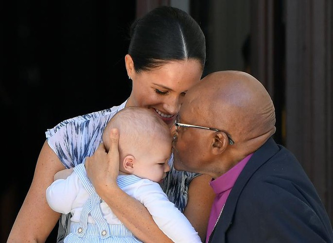 Hôm 25/9, Archie được cha mẹ đưa tới gặp Tổng giám mục Desmond Tutu tại Quỹ Di sản Desmond &amp; Leah Tutu ở Cape Town. Đây là lần đầu tiên Archie xuất hiện trước công chúng kể từ khi chào đời hồi tháng 5/2019. Ảnh: Reuters.