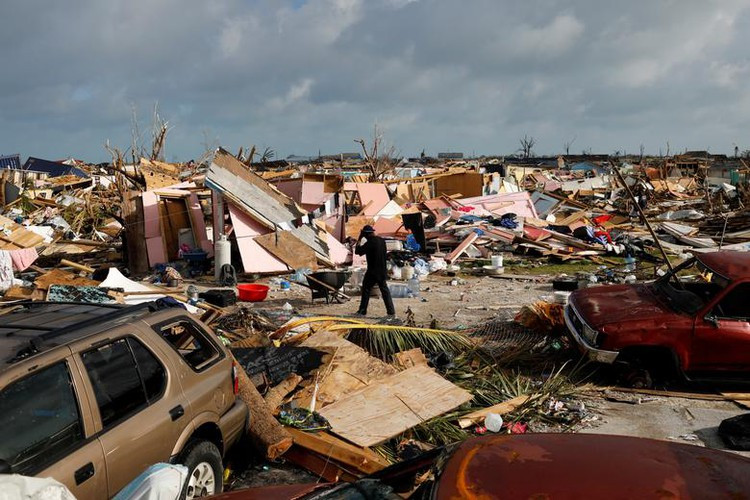 Sáng 2/9, siêu bão Dorian mạnh cấp 5 với sức gió lên tới gần 300 km/h đã đổ bộ vào quần đảo Bahamas, khiến hàng chục người thiệt mạng và khoảng 70.000 người chịu thiệt hại nặng nề. Ảnh: Insider.