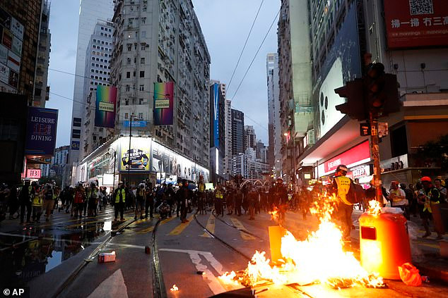 PLA đã giương cờ vàng với lời cảnh cáo được viết chữ lớn: “Các bạn đang vi phạm luật pháp. Các bạn có thể bị khởi tố”.