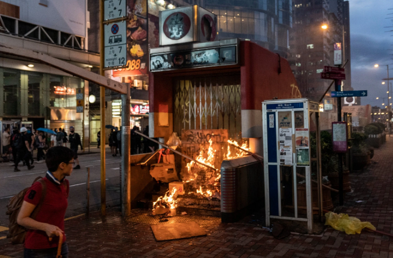 Người biểu tình phóng hỏa ở lối vào ga điện ngầm Mong Kok.