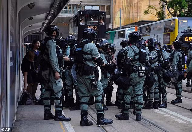 Theo Bưu điện Buổi sáng Hoa Nam (SCMP), ít nhất 13 người biểu tình bị bắt giữ sau khi luật cấm đeo mặt nạ khi tụ tập đông người nơi công cộng ở Hong Kong có hiệu lực từ 0 giờ ngày 5/10.