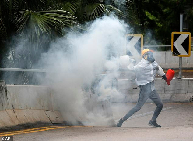 "Bạo lực cực đoan cho thấy sự an toàn công cộng của Hong Kong đang bị đe dọa ở khắp nơi. Đó là lý do cụ thể khiến chúng tôi phải kích hoạt điều luật khẩn cấp ngày hôm qua và ban bố lệnh cấm đeo mặt nạ", bà Lam thông báo ngày 5/10.