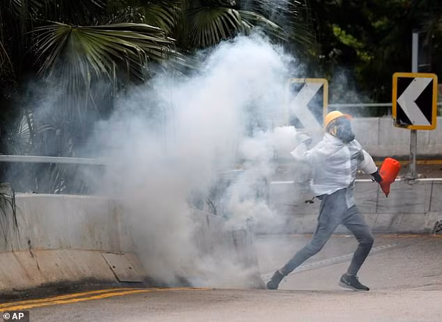 "Bạo lực cực đoan cho thấy sự an toàn công cộng của Hong Kong đang bị đe dọa ở khắp nơi. Đó là lý do cụ thể khiến chúng tôi phải kích hoạt điều luật khẩn cấp ngày hôm qua và ban bố lệnh cấm đeo mặt nạ", bà Lam thông báo ngày 5/10.