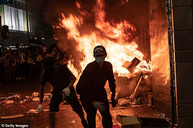 Cuộc biểu tình ở Hong Kong đã kéo dài suốt 4 tháng và vẫn chưa có dấu hiệu "hạ nhiệt". Phát ngôn viên của Văn phòng Vấn đề Hong Kong thuộc Quốc vụ viện Trung Quốc nói rằng hỗn loạn tại Hong Kong đã đến mức nghiêm trọng và không thể tiếp diễn mãi.