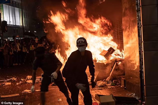 Cuộc biểu tình ở Hong Kong đã kéo dài suốt 4 tháng và vẫn chưa có dấu hiệu "hạ nhiệt". Phát ngôn viên của Văn phòng Vấn đề Hong Kong thuộc Quốc vụ viện Trung Quốc nói rằng hỗn loạn tại Hong Kong đã đến mức nghiêm trọng và không thể tiếp diễn mãi.