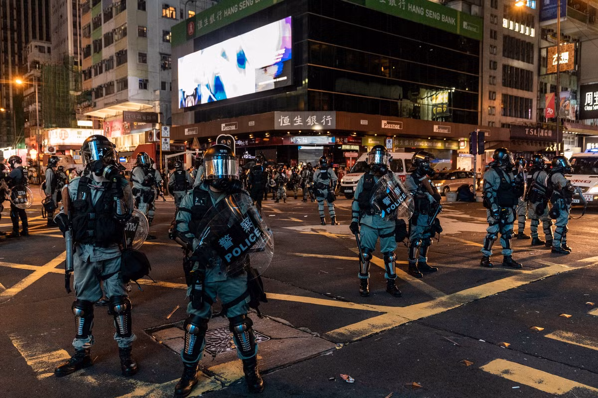 Trong lúc vài trăm người biểu tình chiếu tia laser doanh trại của PLA tại Hong Kong, các binh sĩ trên nóc tòa nhà chiếu đèn lại và dùng ống nhòm, camera để theo dõi họ.