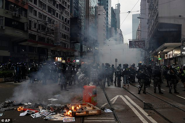 Chính quyền Trung Quốc sau đó lên tiếng ủng hộ quyết định của bà Carrie Lâm trong việc ban hành lệnh cấm người biểu tình đeo mặt nạ, khẩu trang. Ảnh: Đường phố Hong Kong mù mịt khói lửa cuối tuần qua.