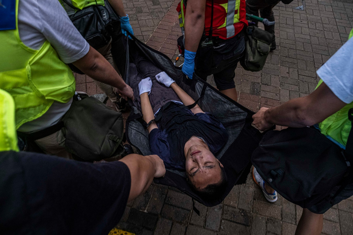 Một người đàn ông bị thương được đưa đi chữa trị.