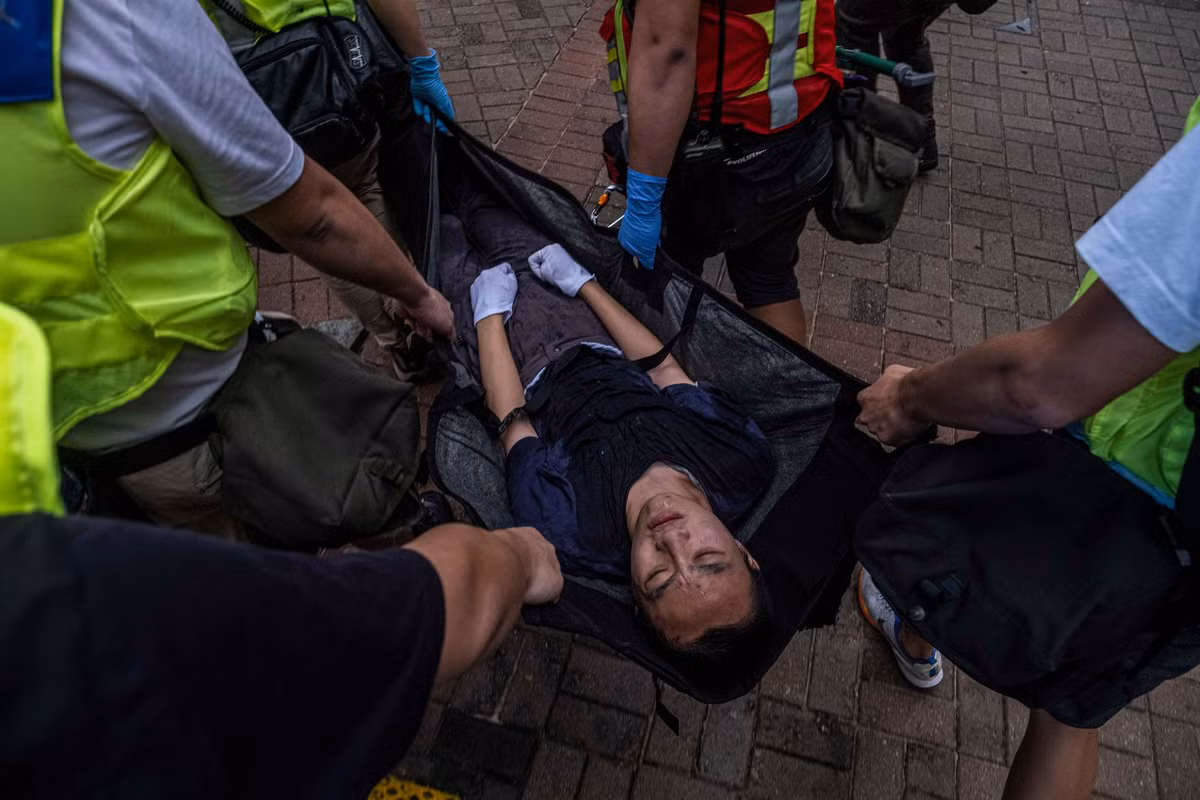 Một người đàn ông bị thương được đưa đi chữa trị.