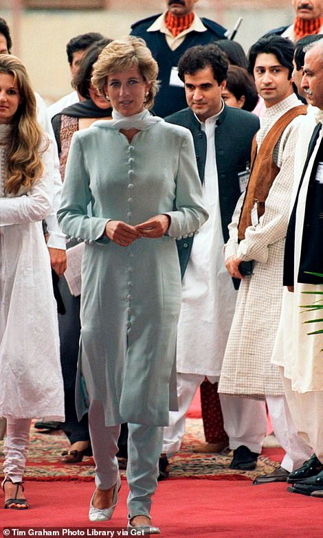 Khi còn sống, Công nương Diana, mẹ của Hoàng tử William, từng đến thăm đất nước này nhiều lần để làm các công việc tình nguyện.