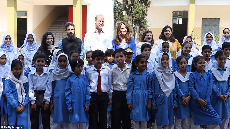 Hoàng tử William và Công nương Kate tham quan các phòng học, chụp ảnh với các em học sinh.