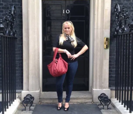 Báo chí Anh đưa tin, Thủ tướng Boris đã có ưu ái đặc biệt dành cho doanh nhân Arcuri bằng cách giúp cô nhận được tiền tài trợ và tham gia các hợp đồng thương mại mà cô không đủ điều kiện trong thời gian ông là Thị trưởng London. Ảnh: The Sun.