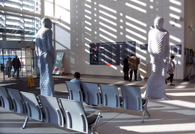 Đầu thập niên 1980, nhiều cơ sở trong bệnh viện tiếp tục được hoàn thiện, bao gồm phòng cấp cứu, nhà thuốc, khoa phục hồi chức năng, phòng vật lý trị liệu chuyên sâu cùng các phòng khám chuyên môn mới. Ảnh: Geograph.