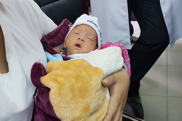 Con san phu ung thu vu bu bam xuat vien, me hoi phuc dieu ky