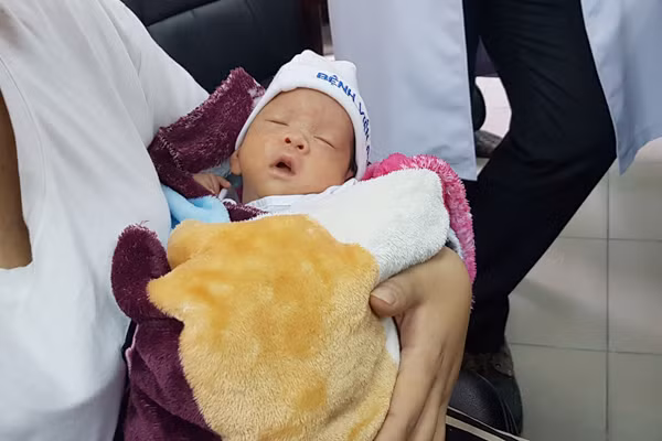 Con sản phụ ung thư vú bụ bẫm xuất viện, mẹ hồi phục diệu kỳ Con san phu ung thu vu bu bam xuat vien, me hoi phuc dieu ky