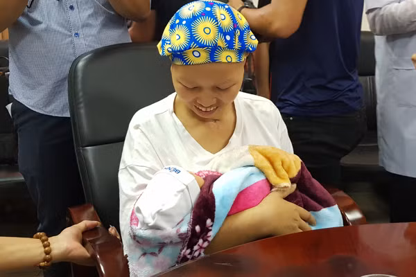 Con sản phụ ung thư vú bụ bẫm xuất viện, mẹ hồi phục diệu kỳ - Hình 2 Con san phu ung thu vu bu bam xuat vien, me hoi phuc dieu ky-Hinh-2