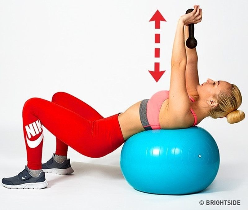 Bạn có thể nằm ngửa trên sàn nhà hoặc nằm trên bóng và nâng tạ nhỏ. Thực hiện động tác này 8 lần.