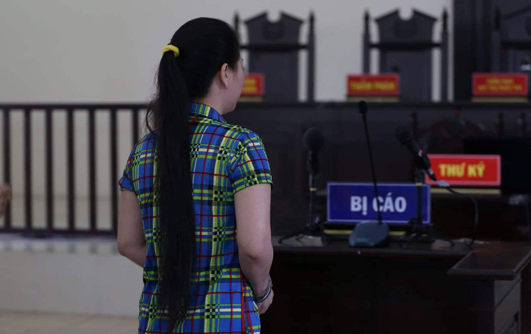 Theo nội dung vụ án, Hàng Thị Hồng Diễm (33 tuổi, ngụ tỉnh Hậu Giang) và Trần Thanh Tú (37 tuổi, chồng Diễm, ngụ tỉnh Sóc Trăng) có hai con (1 trai, 1 gái) thuê trọ ở đường Thuận Giao 5, phương Thuận Giao, TX.Thuận An (tỉnh Bình Dương) để cùng làm công nhân cho một công ty may mặc trên địa bàn. Năm 2015, hai vợ chồng gửi con về quê cho người thân chăm sóc.