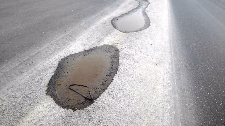 Theo quy trình thì đoạn đường này còn thảm thêm một lớp cuối cùng là lớp Bê tông nhựa C25 nhưng với những vết nứt, lún tại lớp thảm nhựa đầu tiên như vậy liệu chất lượng đoạn đường này có đảm bảo?.