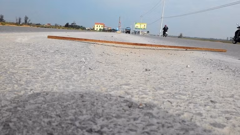 Tại nhiều điểm còn có hiện tượng lún. Có thể dễ dàng nhận thấy tình trạng lún nghiêm trọng trong ảnh.