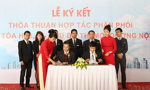 Ông Phạm Thanh Hưng, Chủ tịch HĐQT CenInvest tại lễ ký kết (người ngồi bên trái).