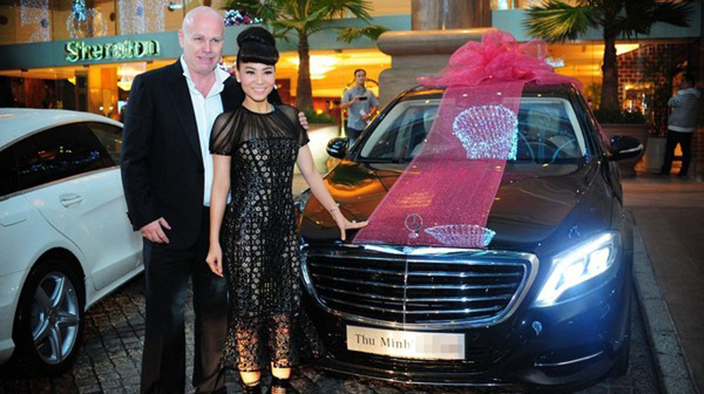 Chiếc xe ô tô hạng sang được chồng Tây cất công chuẩn bị dành tặng cho nữ hoàng nhạc dance Thu Minh cũng khiến cho showbiz Việt "giật mình" trong tiệc Noel năm 2013. Chồng Thu Minh nổi tiếng là một doanh nhân tài giỏi, giàu có và rất yêu chiều vợ