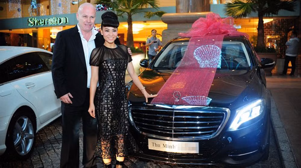 Chiếc xe ô tô hạng sang được chồng Tây cất công chuẩn bị dành tặng cho nữ hoàng nhạc dance Thu Minh cũng khiến cho showbiz Việt "giật mình" trong tiệc Noel năm 2013. Chồng Thu Minh nổi tiếng là một doanh nhân tài giỏi, giàu có và rất yêu chiều vợ